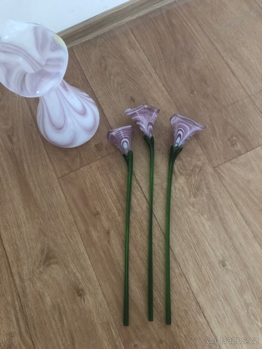 Váza se skleněnými květinami - 2