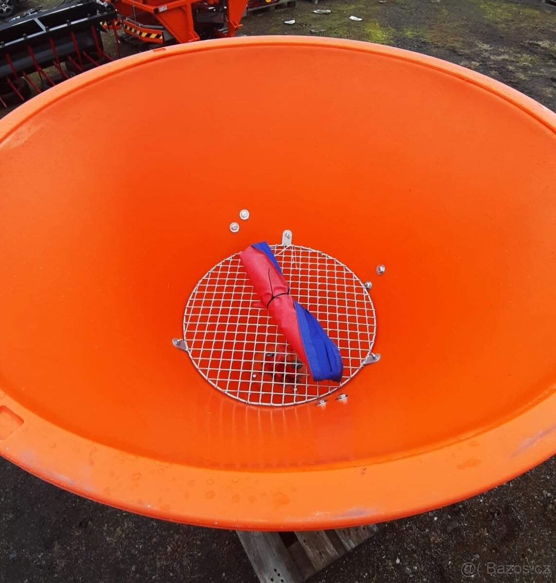 Rozmetadlo písku soli 200l - 2