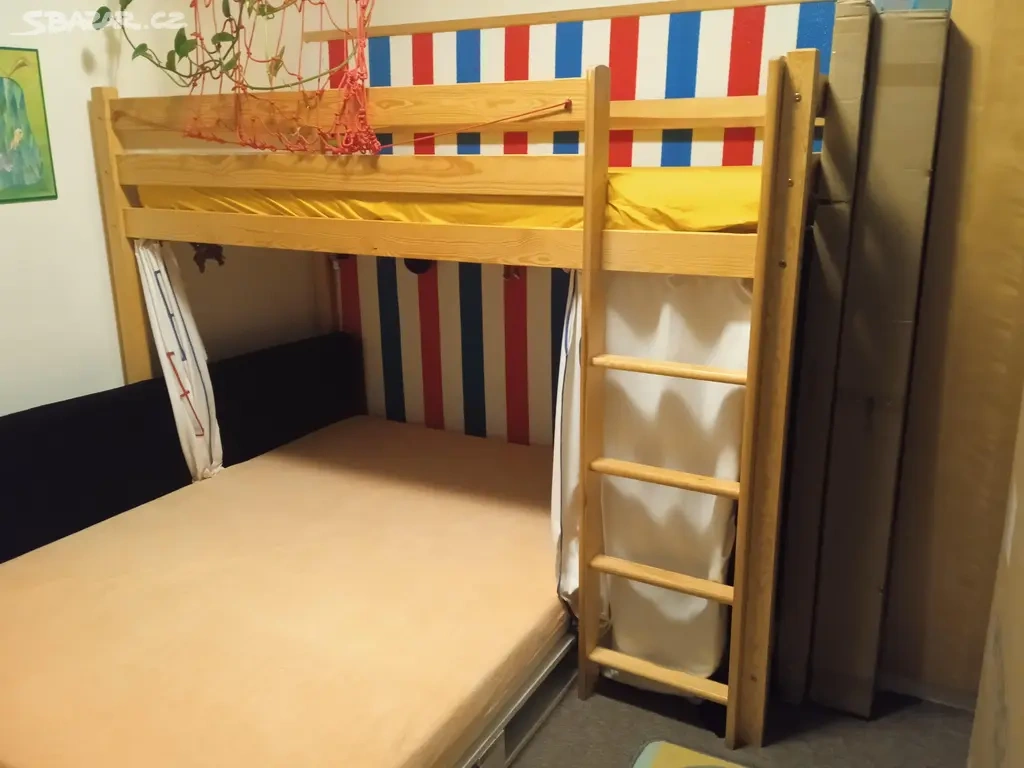 Patrová postel s hracím prostorem dole. - 2