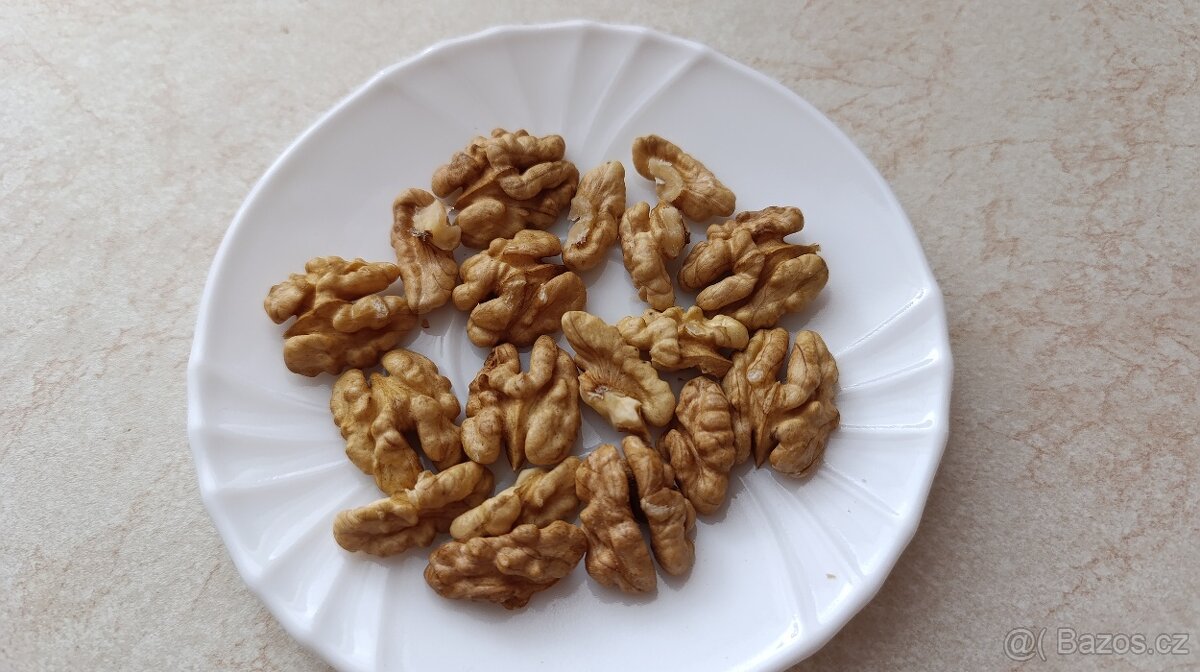 Neloupané vlašské ořechy - 2