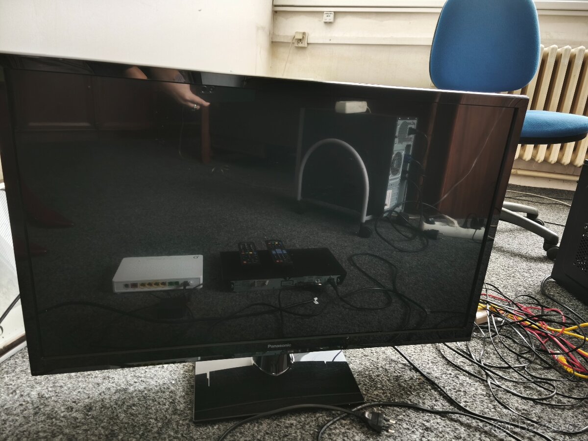 32" Panasonic TX-L32B6E s Blu-Ray Disc Player - 2