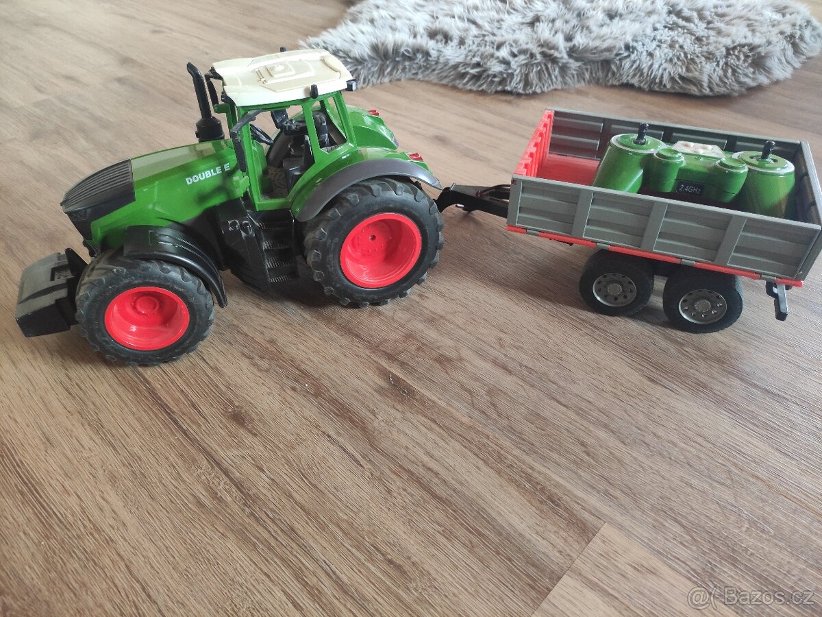 RC traktor Fendt - 2
