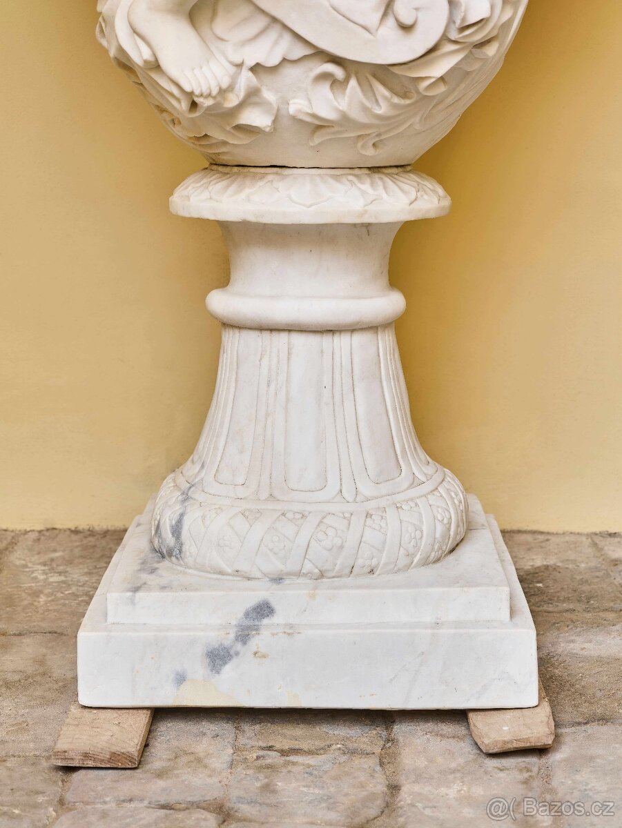 Monumentální klasicistní mramorová váza s figurální výzdobou - 2