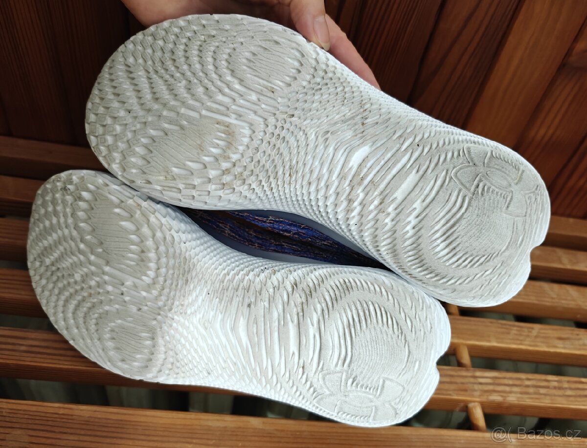 UNDER ARMOUR - vel.37,5 - 2