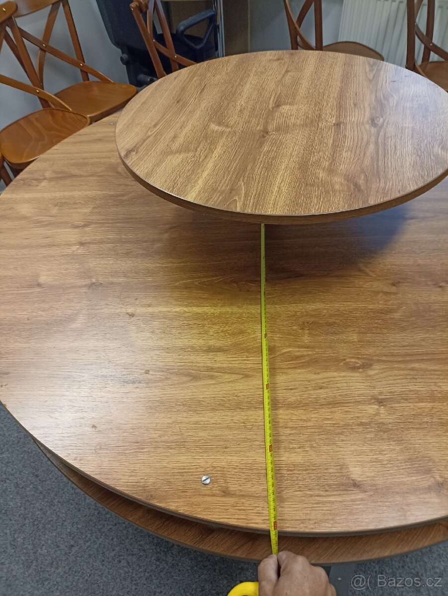 Větší kulatý stůl. - 2