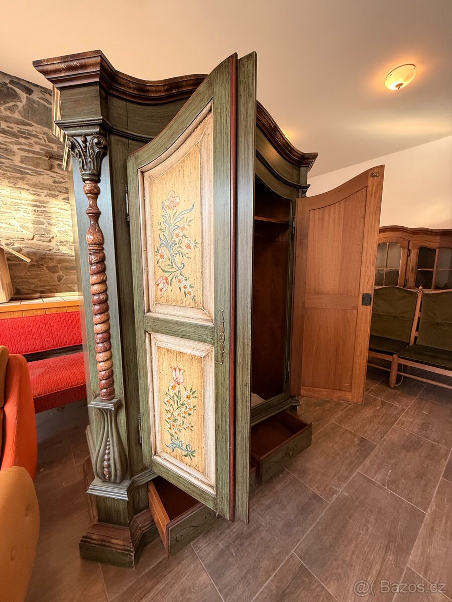 Malovaný starožitný nábytek - 2