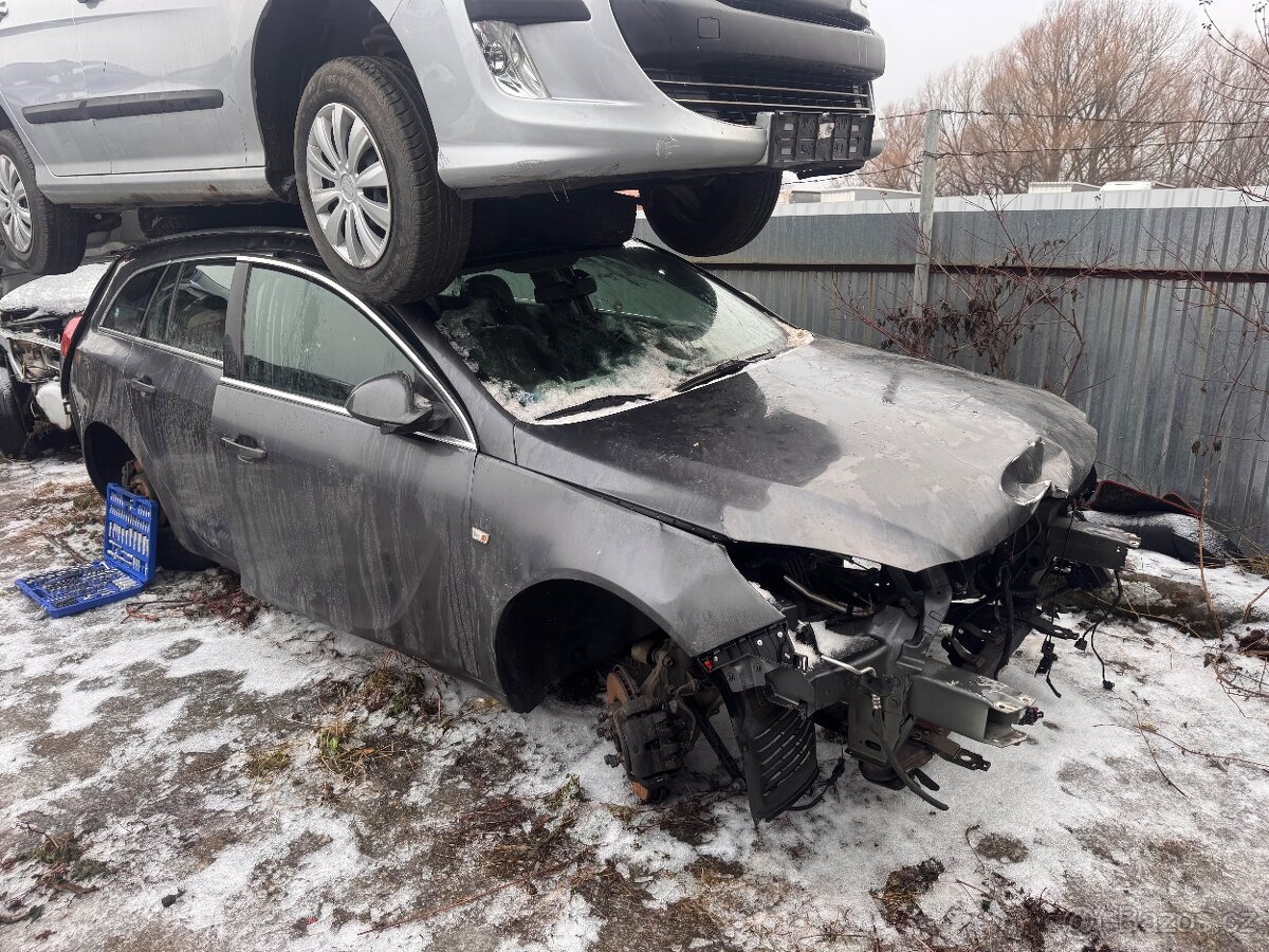 OPEL INSIGNIA na náhradní díly ND - 2