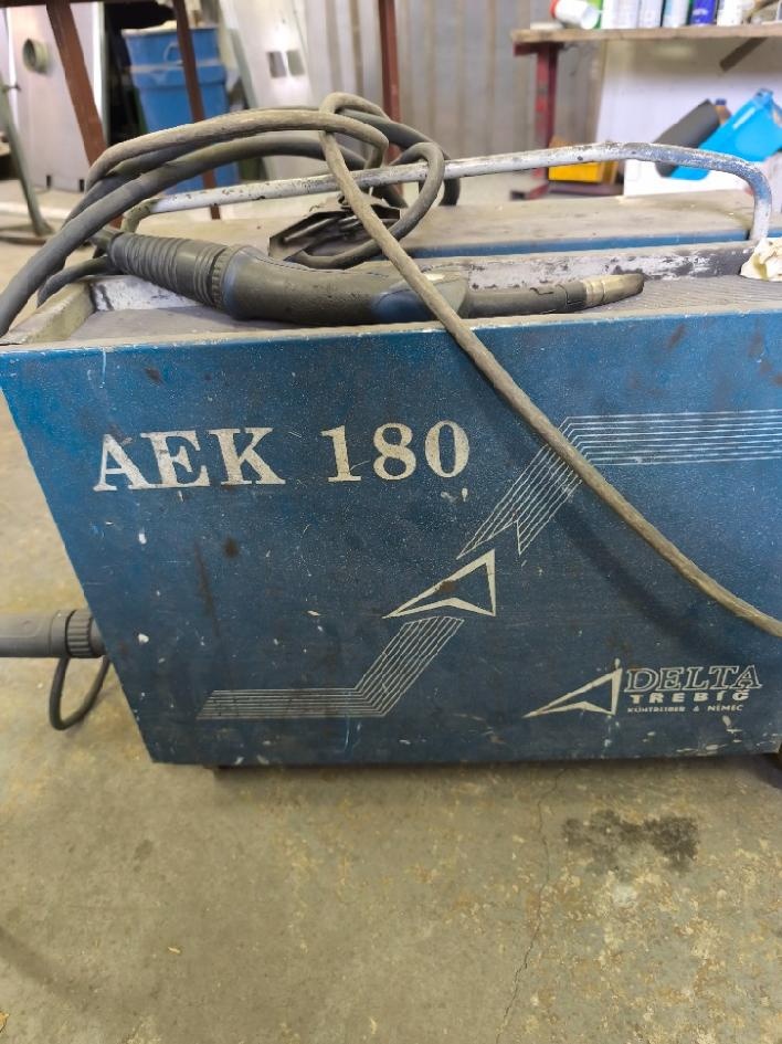 Svářečka značky Delta Třebíč, model AEK 180 - 2