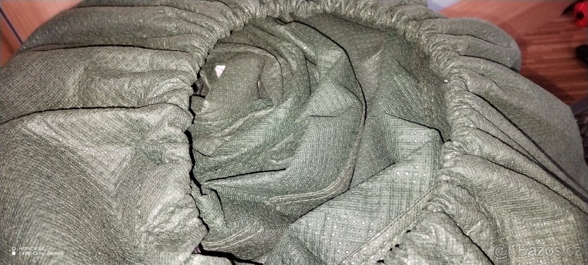 Plachta na zakrytí malého karavanu. - 2