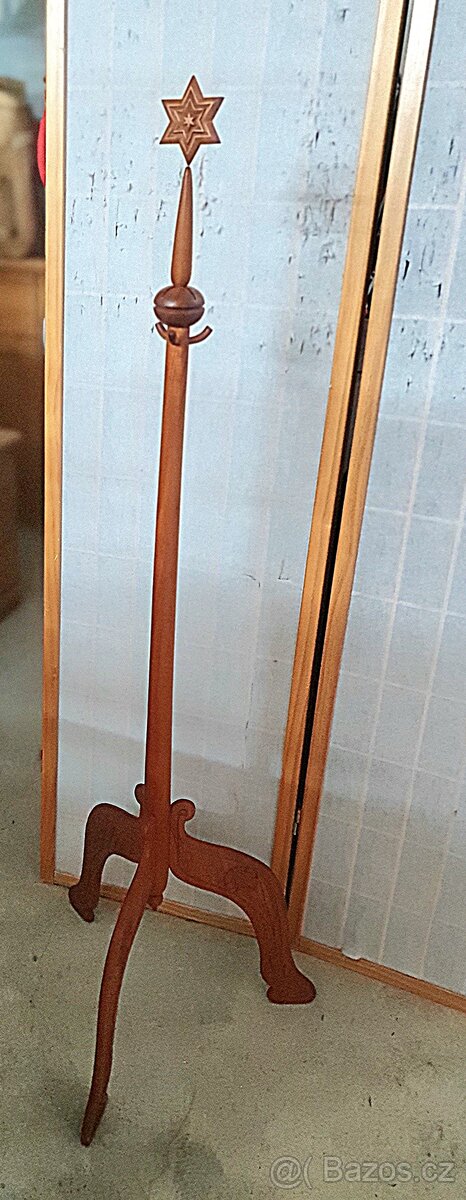 Dřevěný stojan/věšák - 2