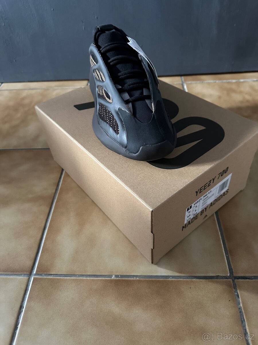 Adidas Yeezy 700 v3 - 2