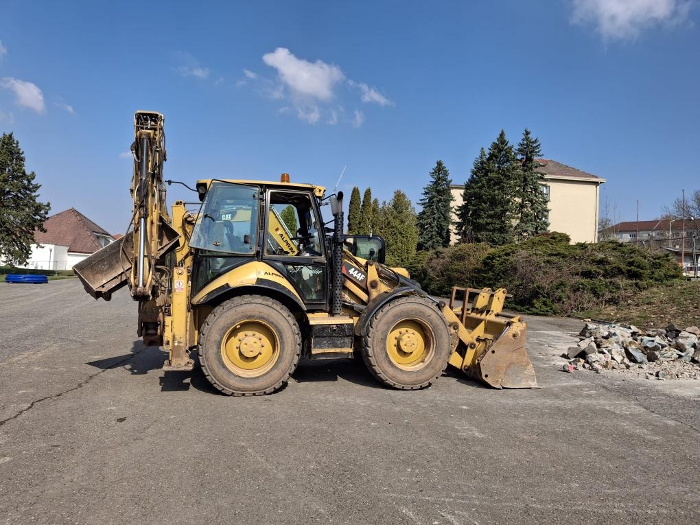 Rýpadlo - nakladač CAT 444F - 2