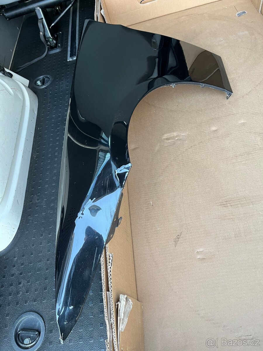 Poškozený levý přední blatník BMW e90 e91 - 2