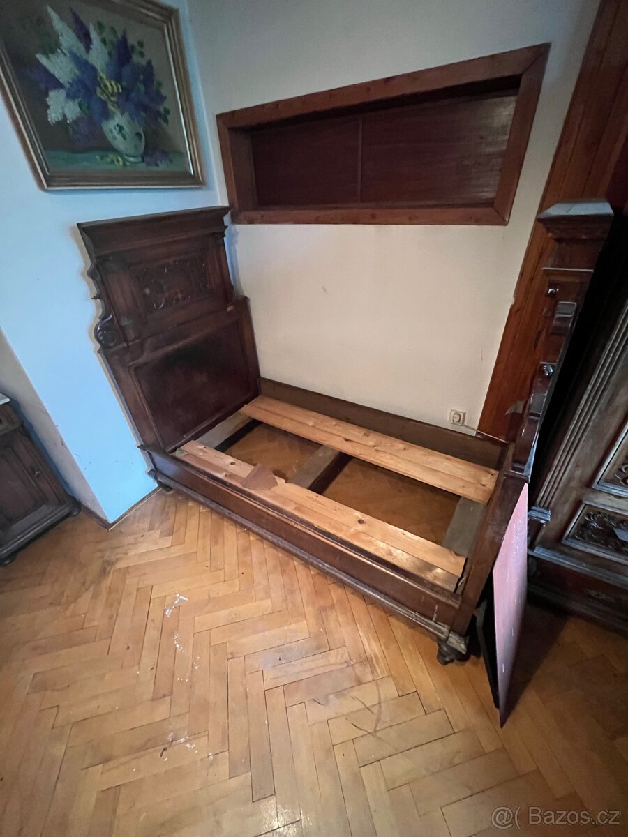Noční stolek a postel - 2