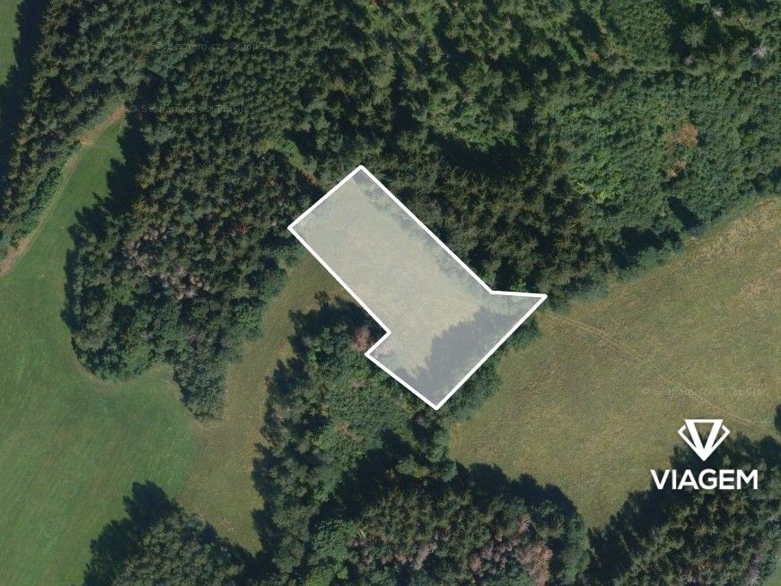Pole 4 993 m² - 2