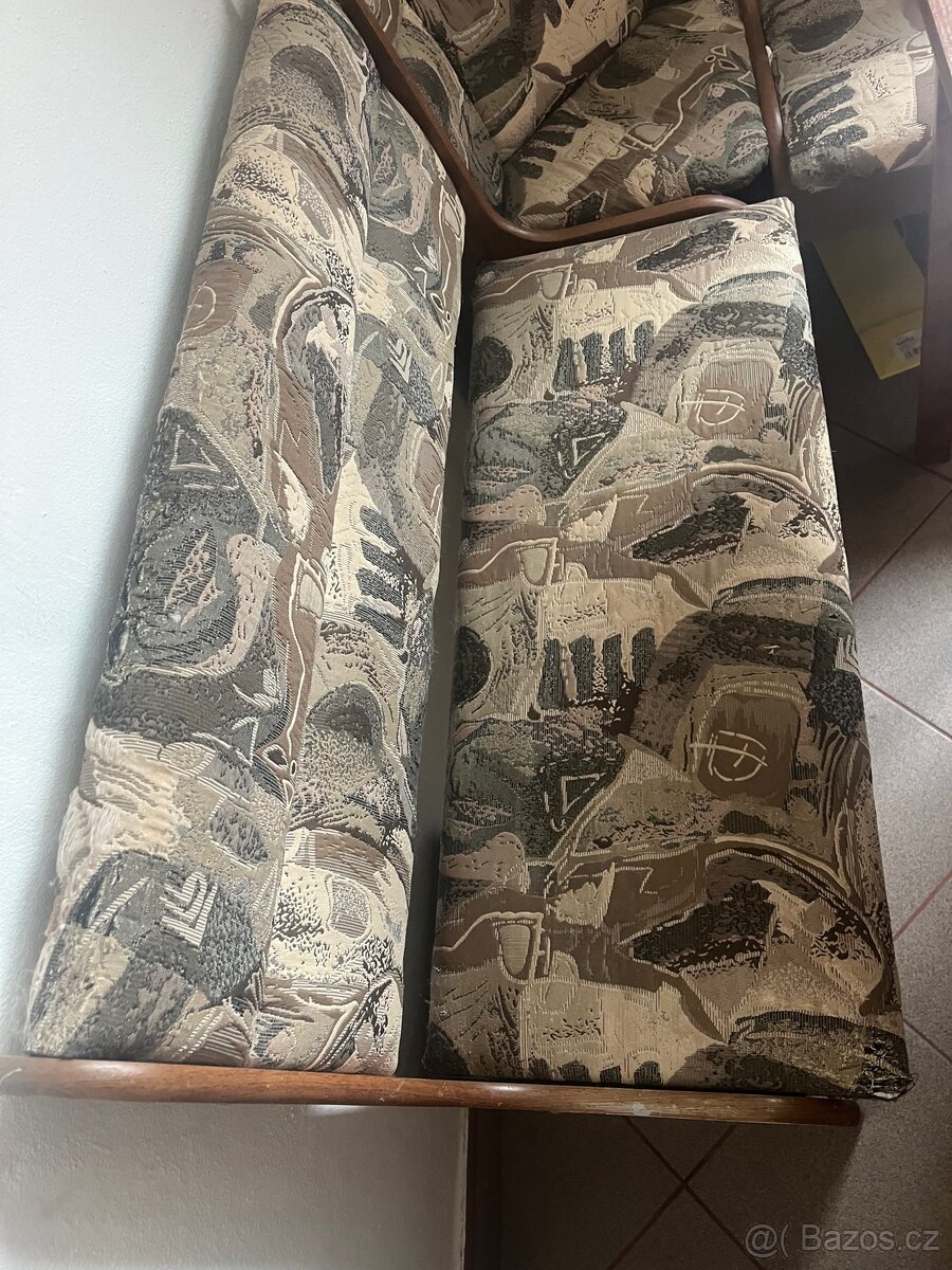 Prodám kuchyňský stůl s rohovou lavicí a dvěma židlemi - 2