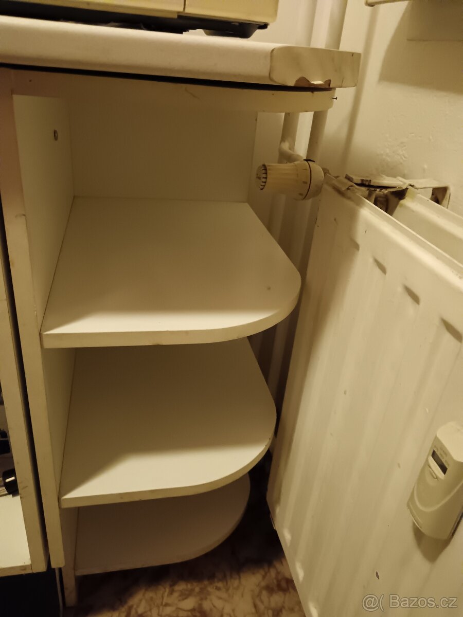 Stůl s políčkami a úložným prostorem - 2