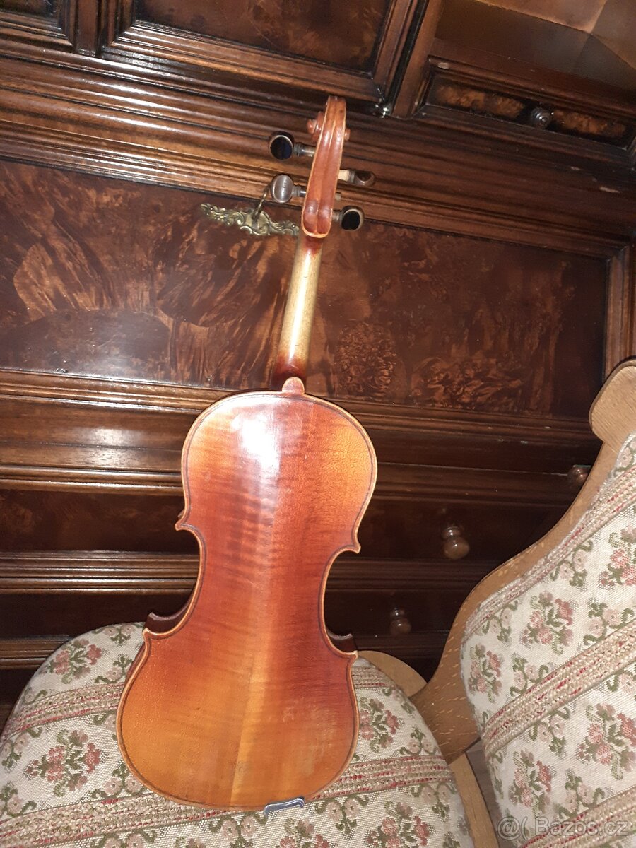 Housle Willy Köstler. - 2