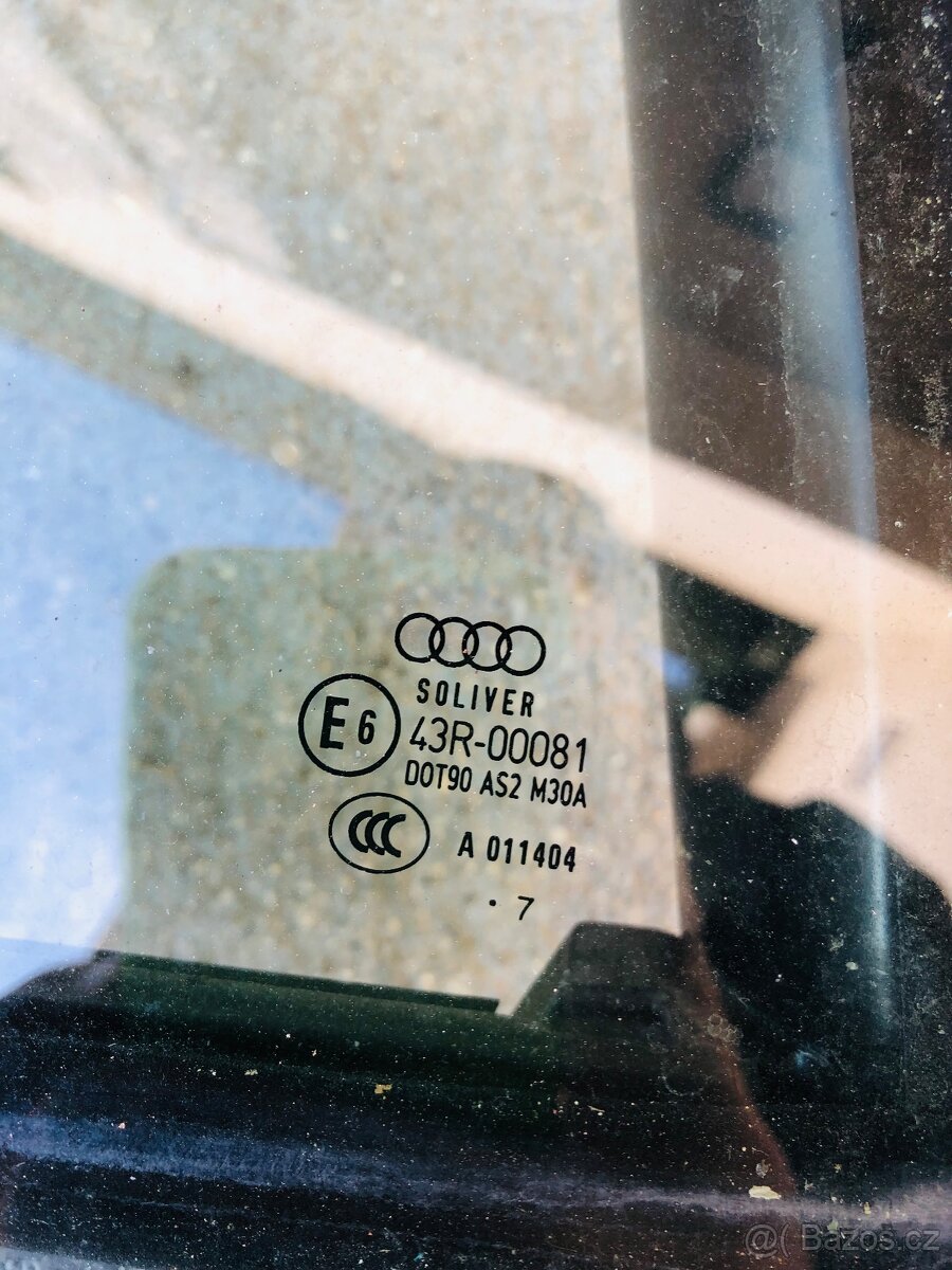 Pravé zadní okno, vnitřní plast dveří(tapec) Audi A4 2007 - 2