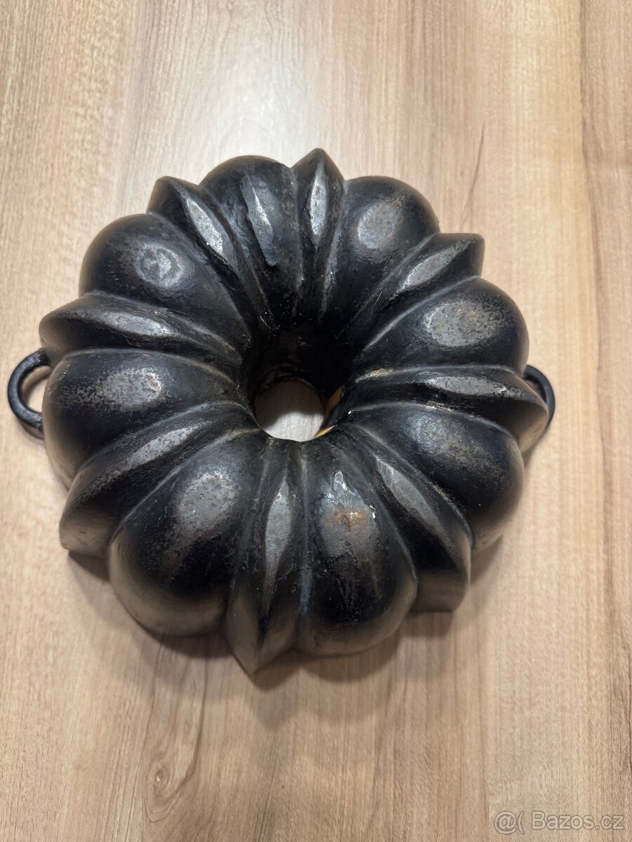 Stará litinová forma na bábovku - 2