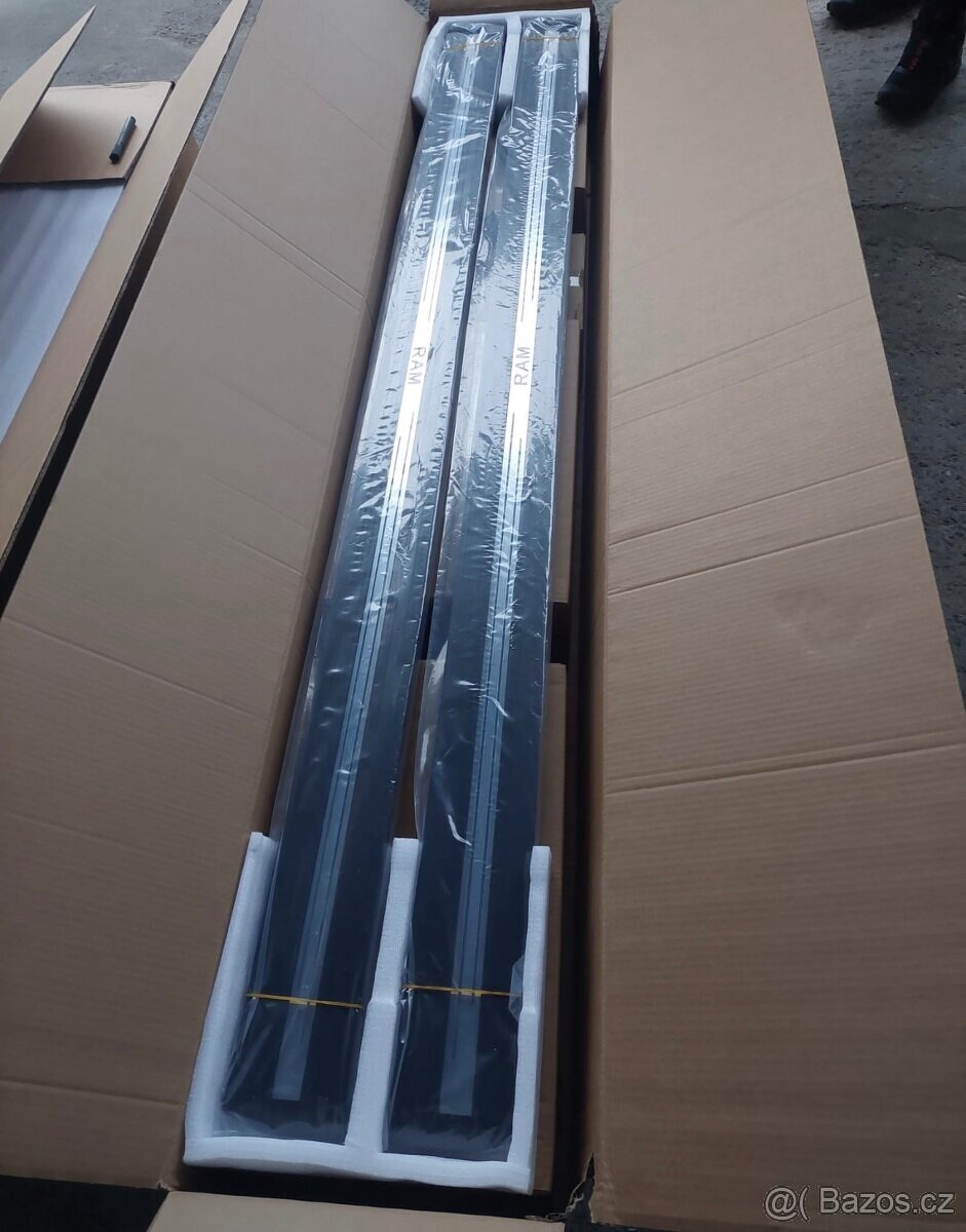 Elektrické vyjížděcí prahy Dodge Ram - 2