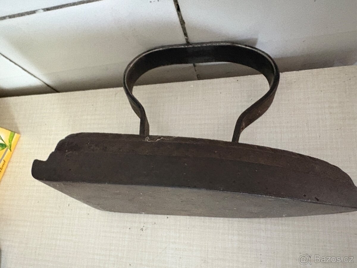 stara tezka retro žehlička - 2