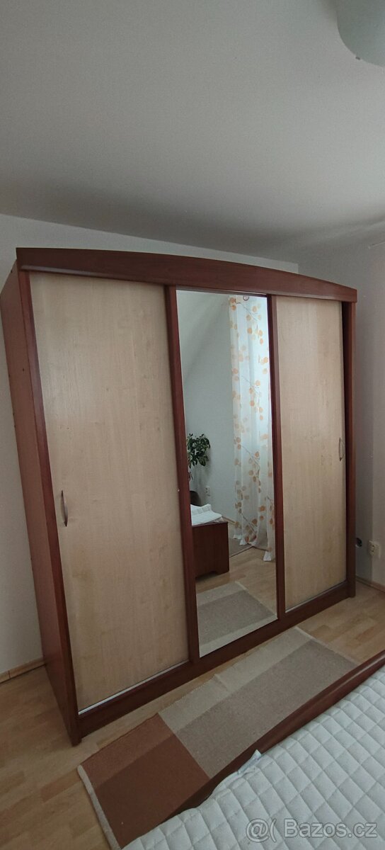 Ložnice - skříň,manželská postel, noční stolky - 2