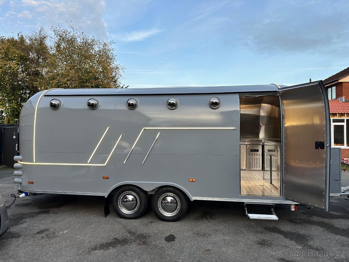 Food truck gastro přívěs v stylu Airstream 580 cm - 2