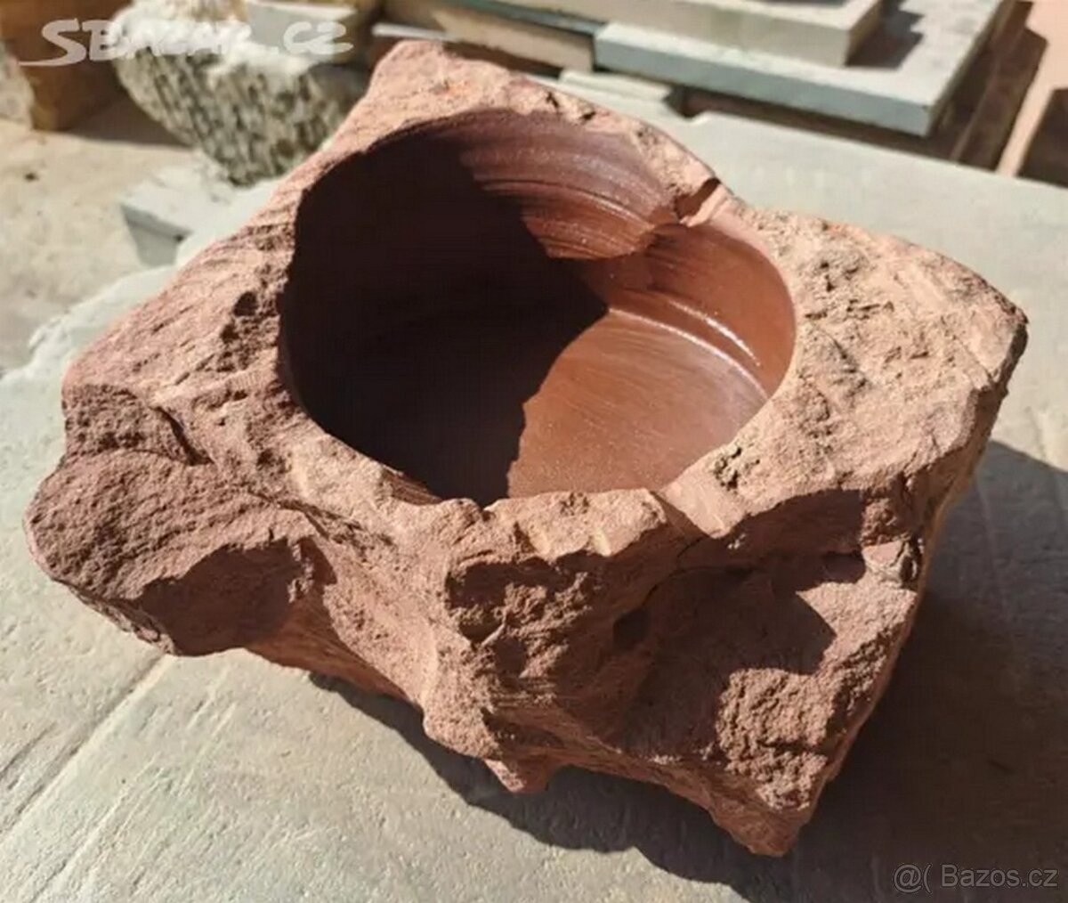 Kamenná pítka z červeného pískovce - 2