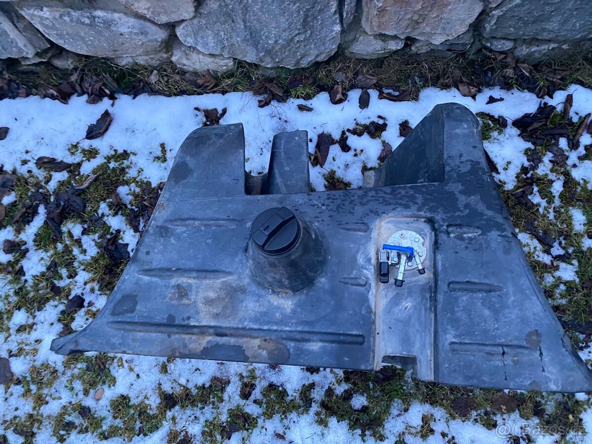 Nádrž na traktorbagr JCB 3CX a 4CX - 2