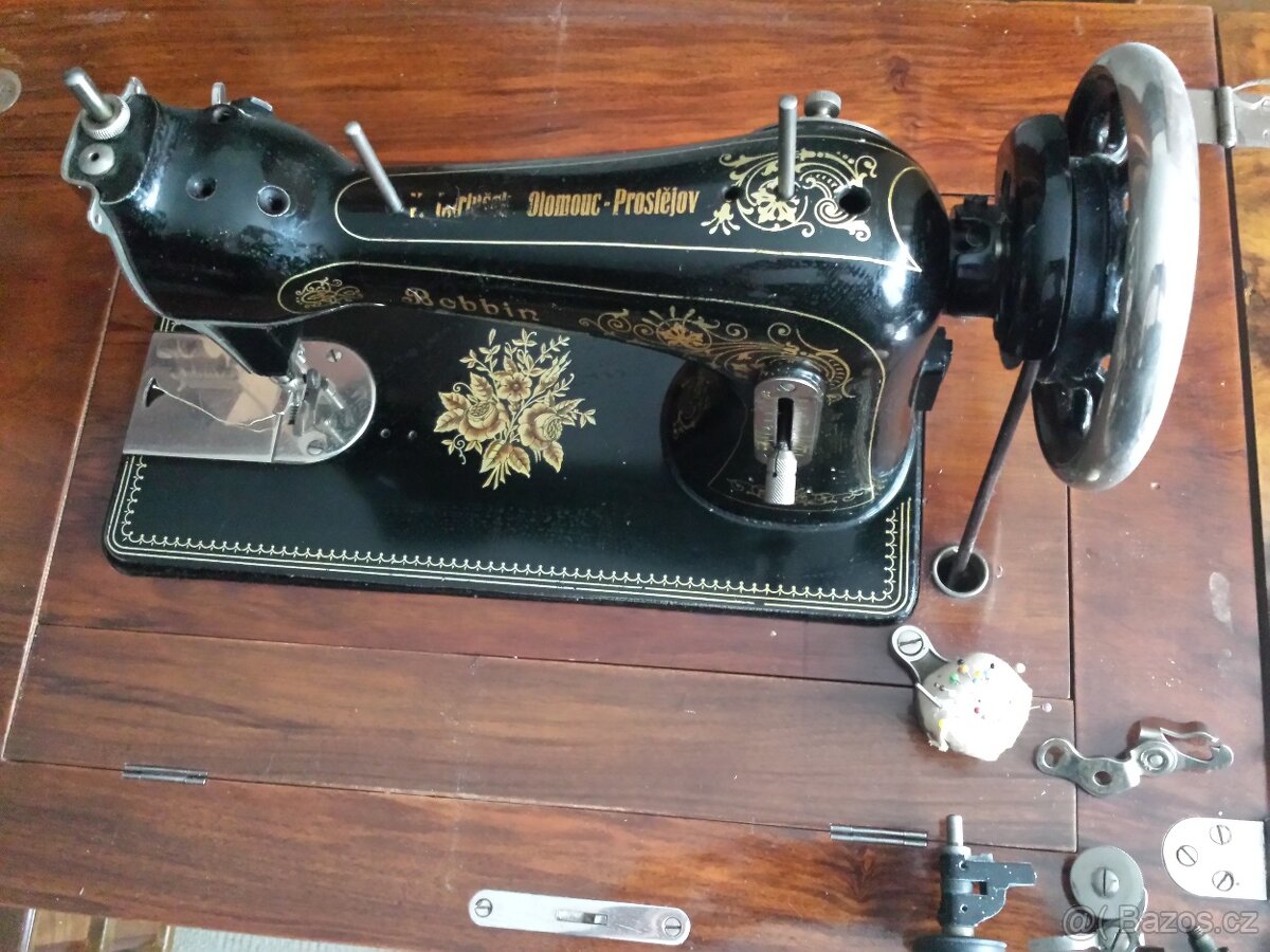 100 let starý starožitný skříňový šicí stroj BOBBIN - 2