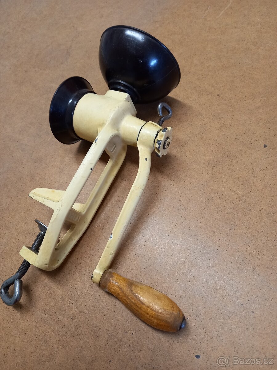 Historický mlýnek na mák - 2