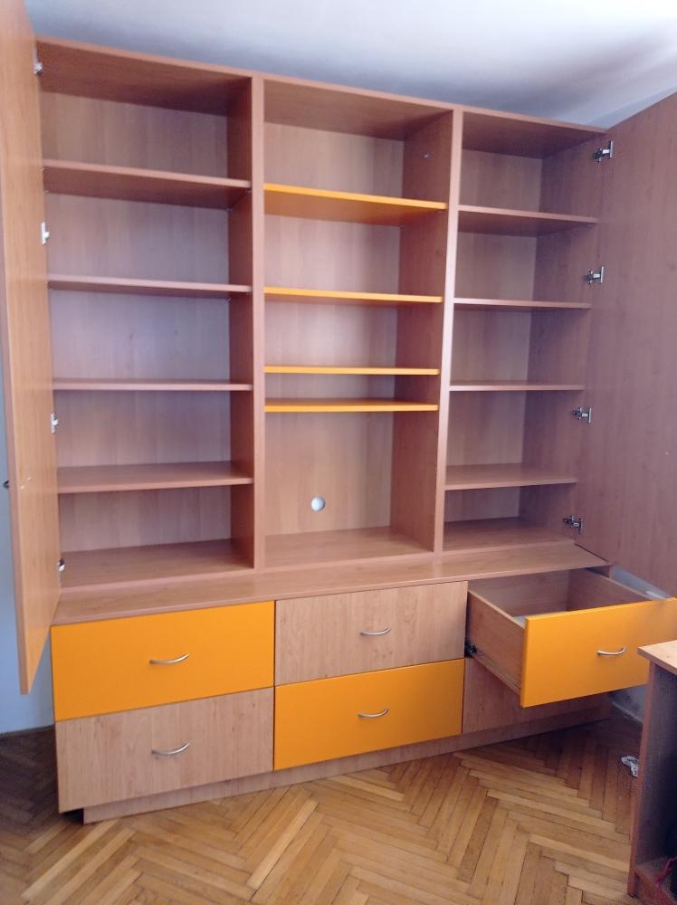 Šatní skříň, psací stůl, postel a poličky - 2