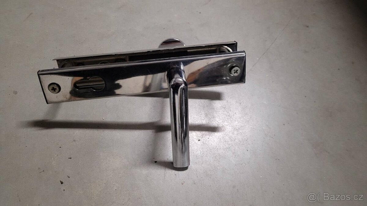 Dveřní bezpečnostní kování - 2