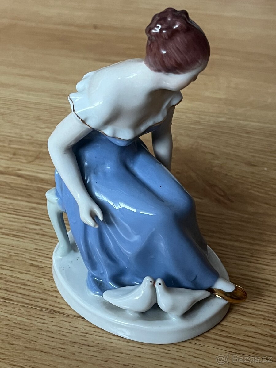 Porcelánová soška - dívka s holubicemi - 2