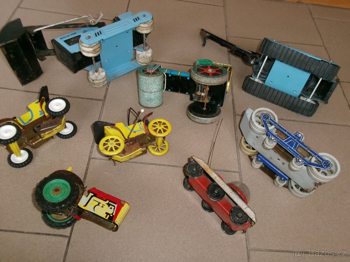 Prodám různé plechové a dřevěné hračky. Dřevěný červený trak - 2