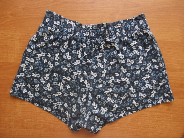 Kraťasy / šortky s kytičkami zn. H&M v. 122-128 - j. NOVÉ - 2