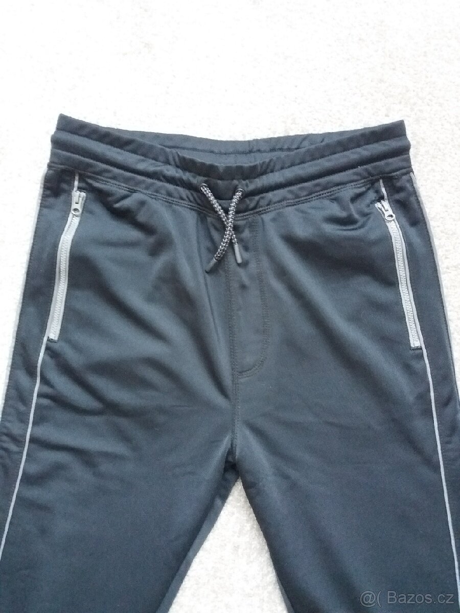 Chlapecké tepláky. - 2