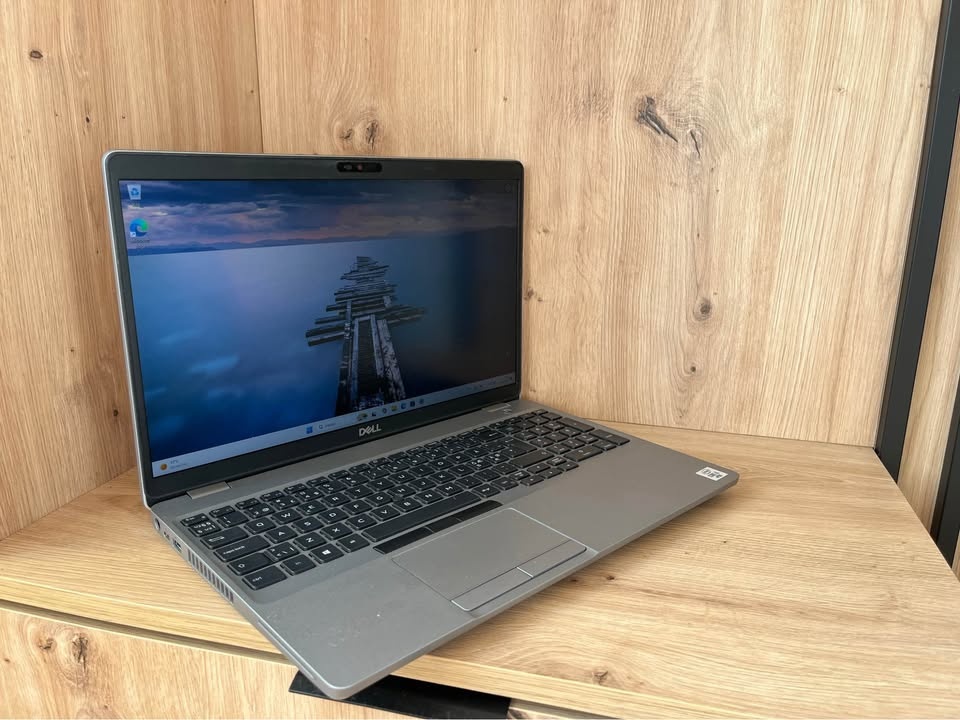 Výkonný notebook Dell Latitude 5511 - 2