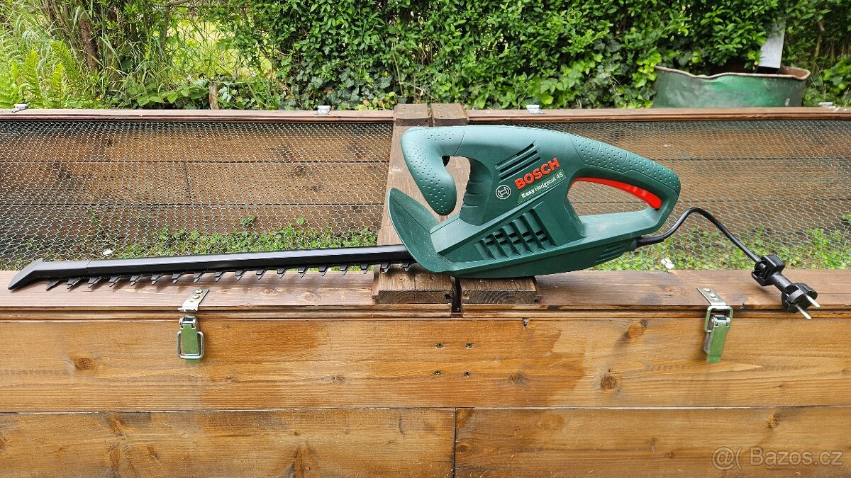 Nůžky na plot Bosch EasyHedgeCut 45 jako nové - 2