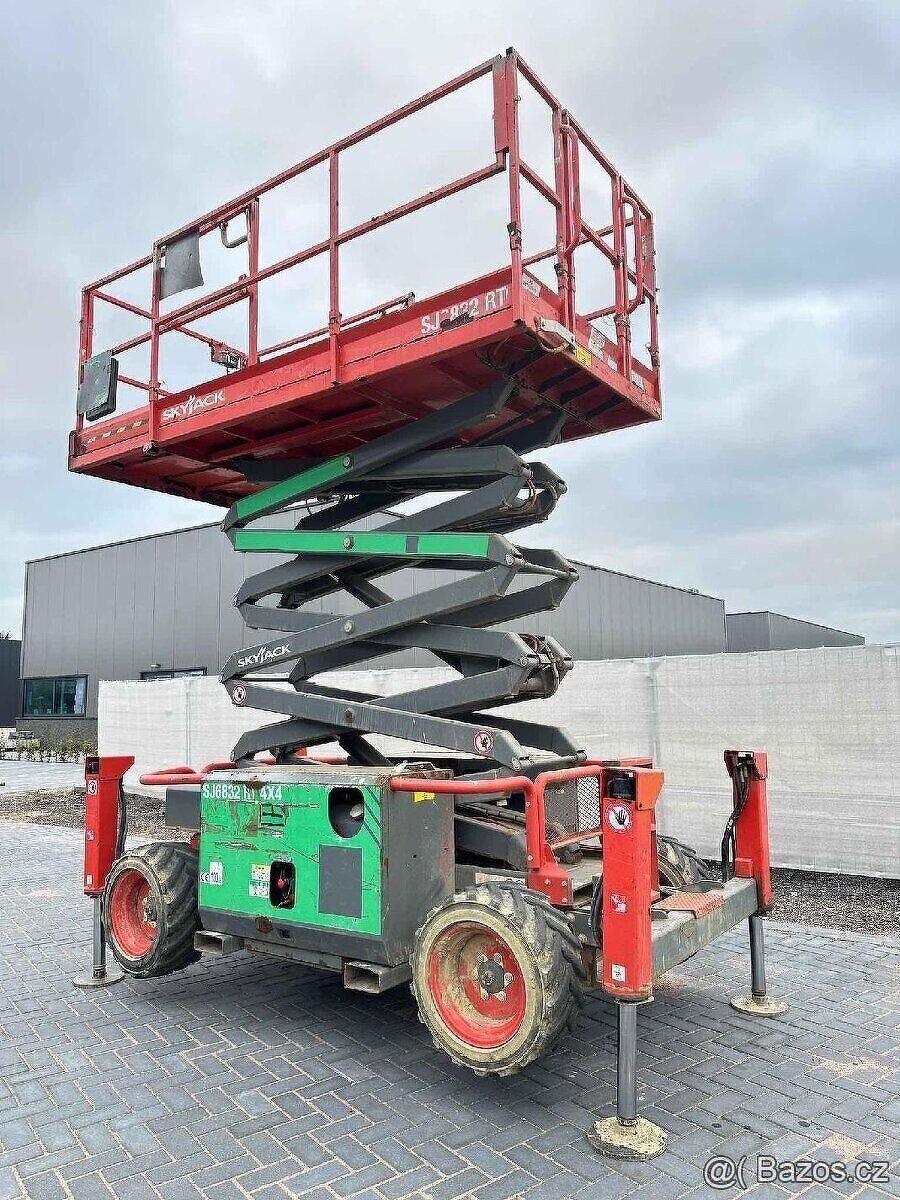 TERÉNNÍ NŮŽKOVÁ PLOŠINA SKYJACK SJ 6832 RT - 2