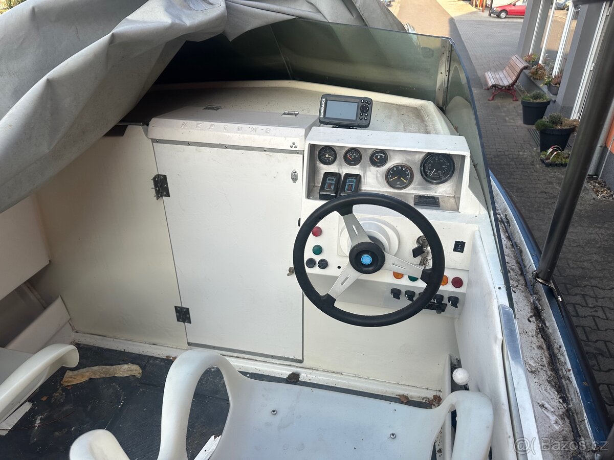 Motorový člun s kajutou - 2