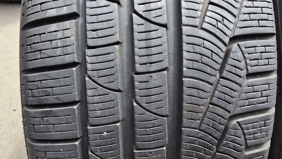 Zimní pneu 235/40/19 Pirelli - 2