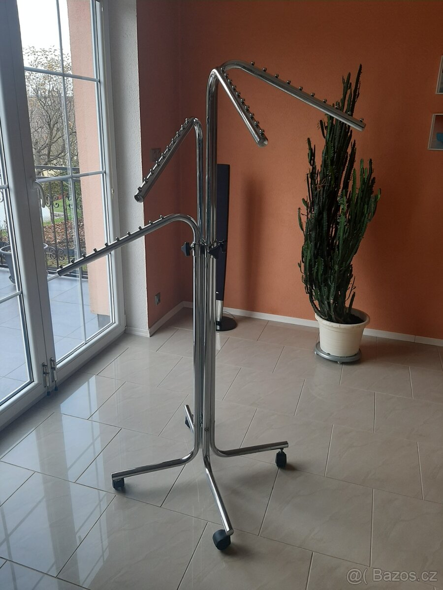 Chromovaný věšák na oblečení - 2