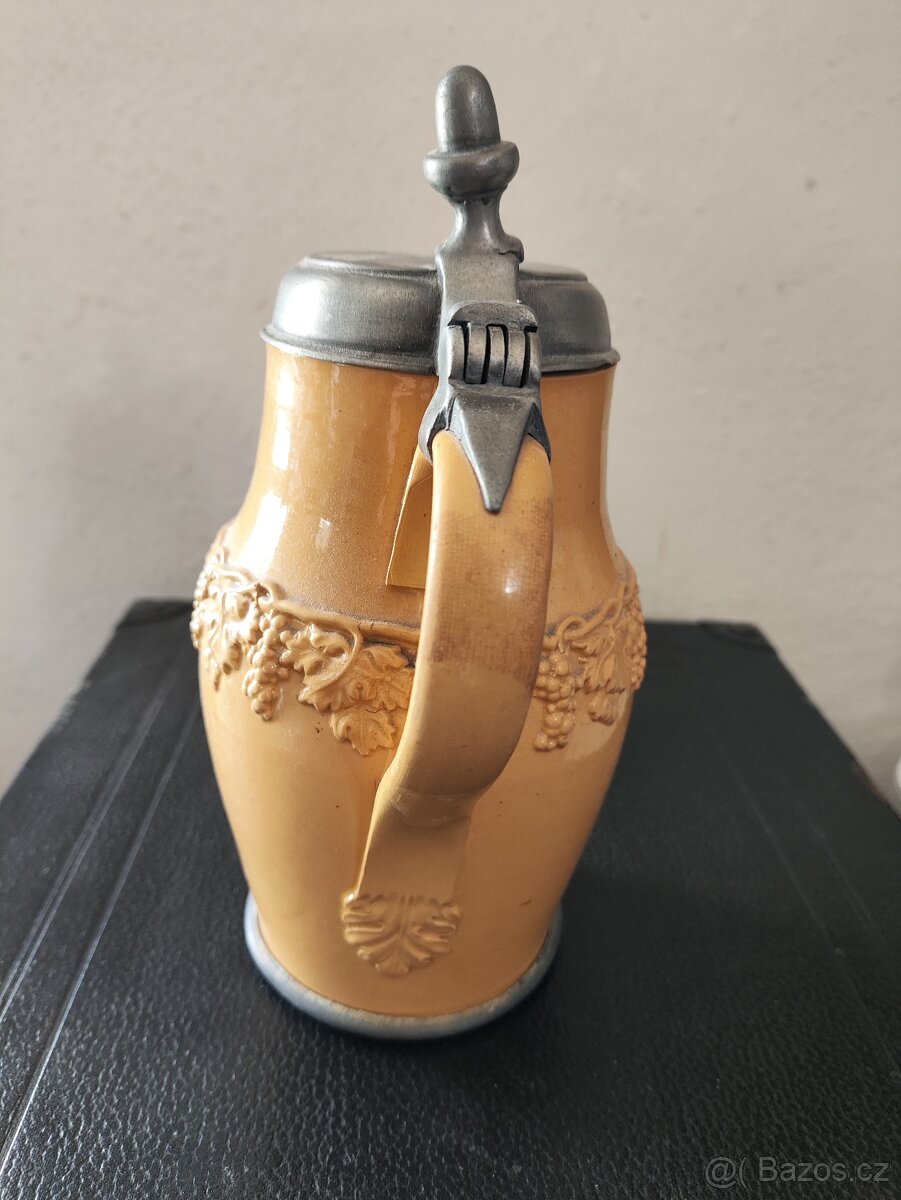 Džbánek 0,7l na víno s cínovým víčkem, s reliéfním dekorem - 2