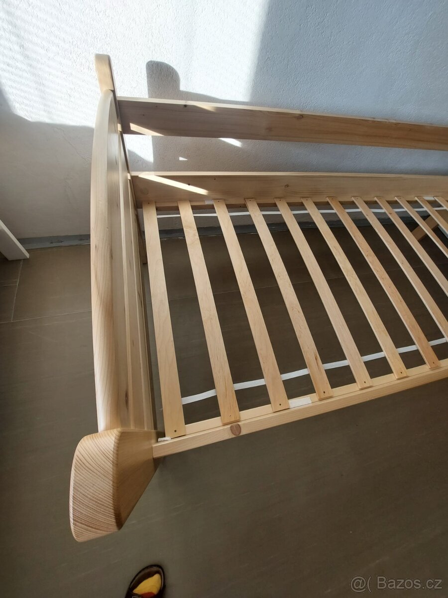 Dřevěná postel v pěkném stavu - 2