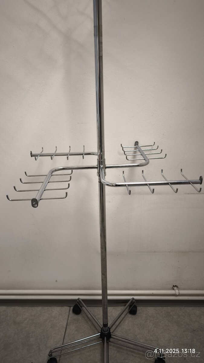 OTÁČECÍ STOJAN NA KOLEČKÁCH - 2