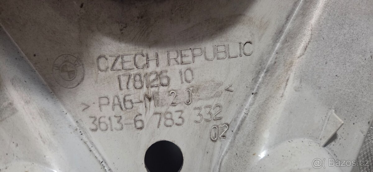 Prodám .pneu,a poklice,bmw. - 2