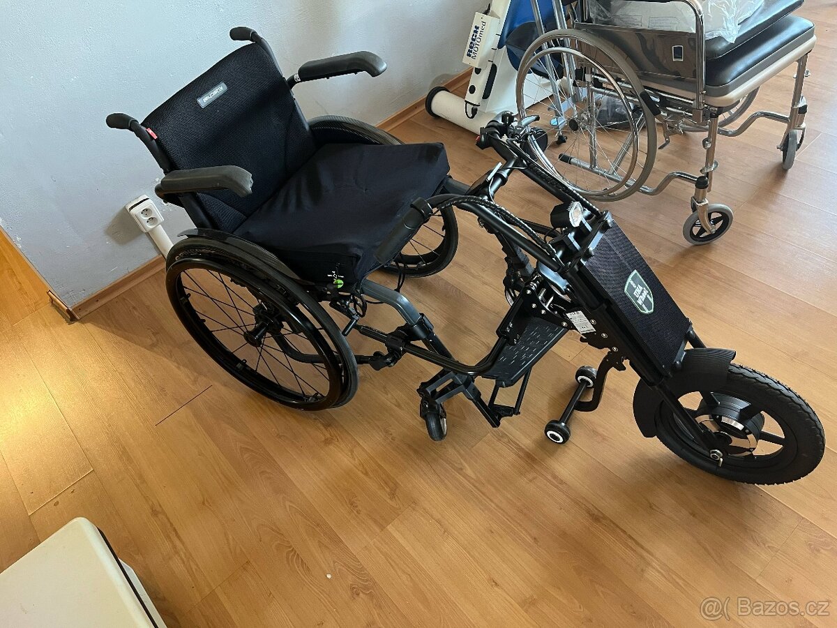 Velka SLEVA Skládací švýcarský invalidní vozík s pohonem - 2
