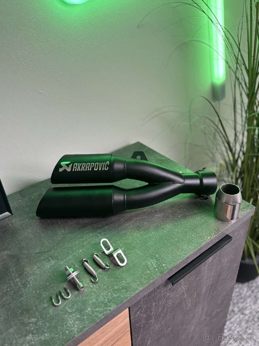 Akrapovič dvojitá koncovka výfuku na motorku černá - 2